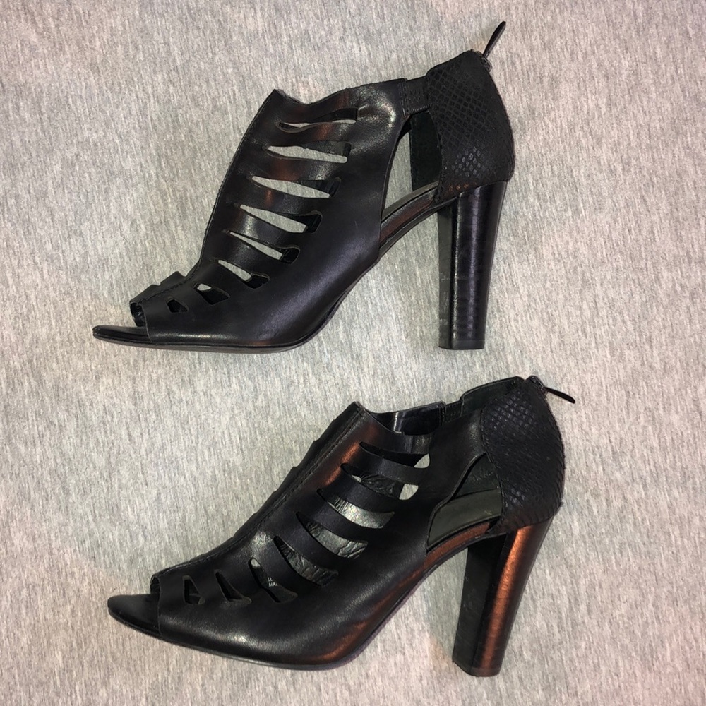 TAHARI Black Leather Heels 👠